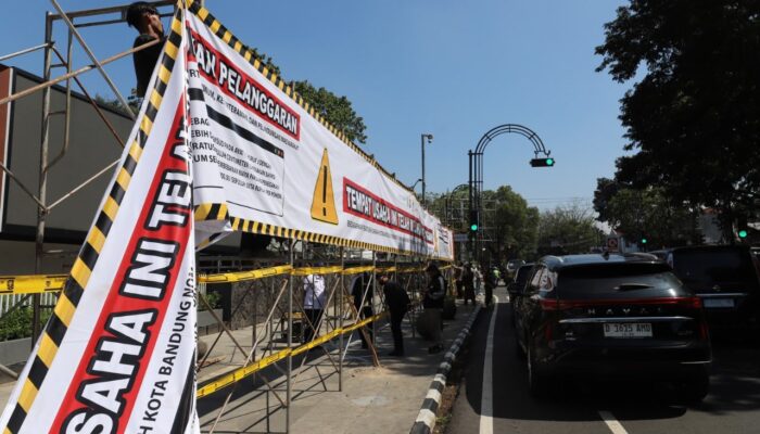 Buntut Penebangan 10 Pohon Ilegal, Videotron di Jalan Riau Disegel Satpol PP