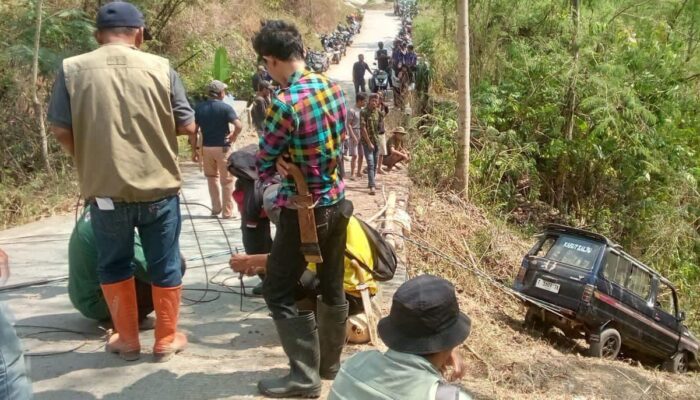 Nyawa Balita Nyaris Melayang di Surian, Sampai Kapan Pemkab Sumedang “Menutup Mata” Untuk Jalan Surian?