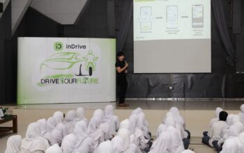 Tanamkan Budaya Tertib Lalu Lintas, inDrive Sambangi SMKN 4 dan SMKN 7 Bandung