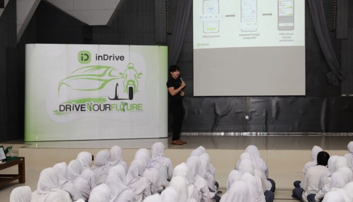 Tanamkan Budaya Tertib Lalu Lintas, inDrive Sambangi SMKN 4 dan SMKN 7 Bandung