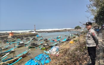 Antisipasi Gelombang Tinggi di Pesisir Cipatujah, Polsek dan Polair Sterilkan Pantai Radius 100 Meter