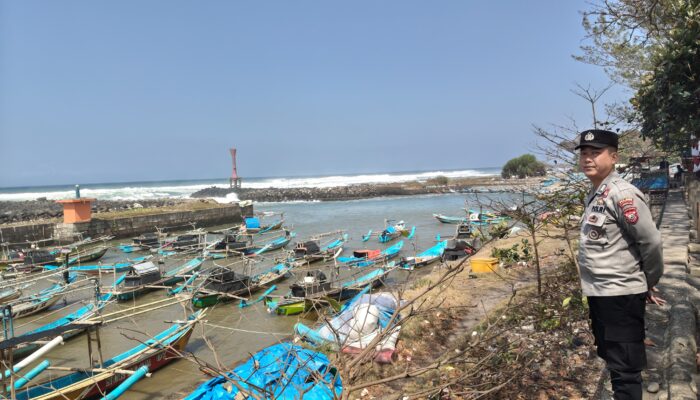 Antisipasi Gelombang Tinggi di Pesisir Cipatujah, Polsek dan Polair Sterilkan Pantai Radius 100 Meter
