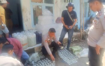 Polisi Amankan 500 Liter Miras di Cibeureum