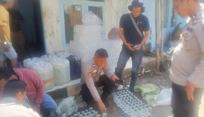 Polisi Amankan 500 Liter Miras di Cibeureum