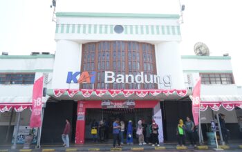Semarak Kemerdekaan, PT KAI Daop 2 Bandung Hias Stasiun Hingga Kereta Api Pakai Nuansa Merah Putih