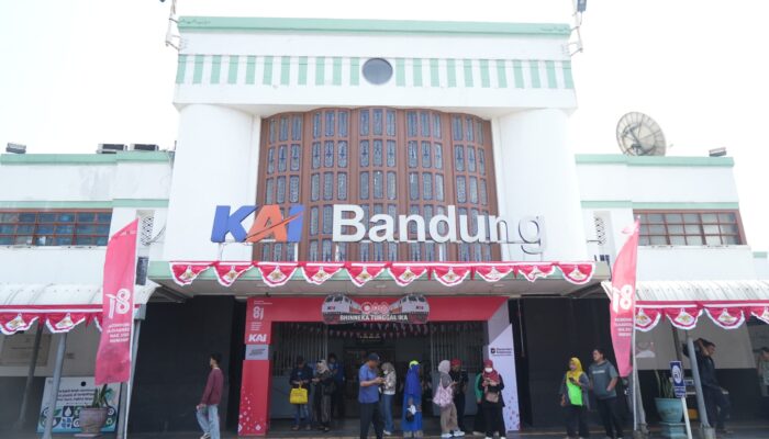 Semarak Kemerdekaan, PT KAI Daop 2 Bandung Hias Stasiun Hingga Kereta Api Pakai Nuansa Merah Putih