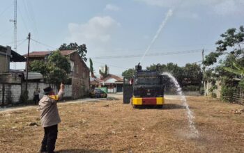 Antisipasi Karhutla, Polres Purwakarta Lakukan Penyiraman Lahan Kering