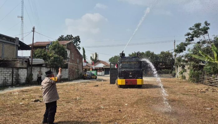 Antisipasi Karhutla, Polres Purwakarta Lakukan Penyiraman Lahan Kering