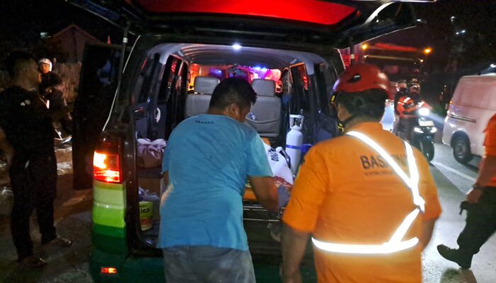 Tim SAR Gabungan  Evakuasi Korban Kecelakaan Bus di Nagreg, Satu Orang Meninggal Dunia