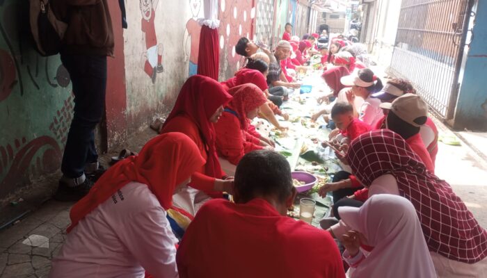 Rayakan HUT ke-81 RI, Warga Pasar Sindanglaya Bandung Gelar Botram Sepanjang 81 Meter