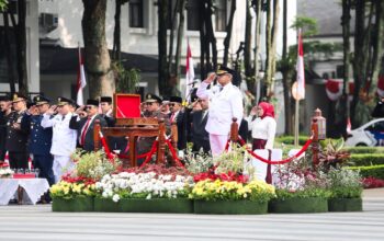 Pimpin Upacara HUT ke-81 RI, Wali Kota Farhan Tegaskan Komitmen Layanan Dasar Warga Bandung