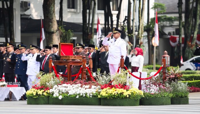 Pimpin Upacara HUT ke-81 RI, Wali Kota Farhan Tegaskan Komitmen Layanan Dasar Warga Bandung