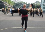 Seru dan Bikin Keringatan, Olahraga Bersama Personel Makodiklatad Diwarnai Aksi Gendong Rekan