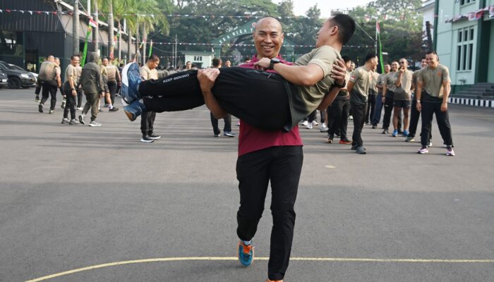 Seru dan Bikin Keringatan, Olahraga Bersama Personel Makodiklatad Diwarnai Aksi Gendong Rekan