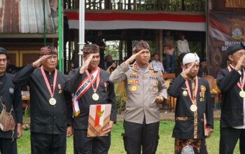 Sukses Bangun Komunikasi Humanis, Kombes Pol Hendra Rochmawan Terima Galunggung Award 2026