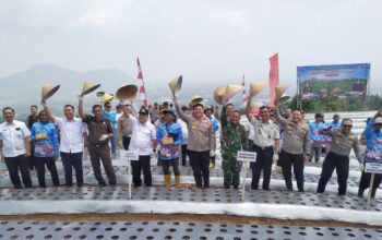 Kapolres Sumedang Reza Ma’ruffi Pimpin Penanaman Bawang Putih Serentak di Cilembu