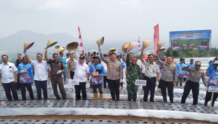 Kapolres Sumedang Reza Ma’ruffi Pimpin Penanaman Bawang Putih Serentak di Cilembu