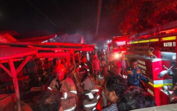Kobaran Api Lalap Tempat Penyimpanan Kayu di Losarang, Polisi Lakukan Olah TKP