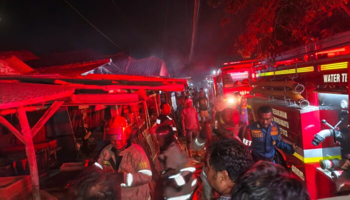 Kobaran Api Lalap Tempat Penyimpanan Kayu di Losarang, Polisi Lakukan Olah TKP