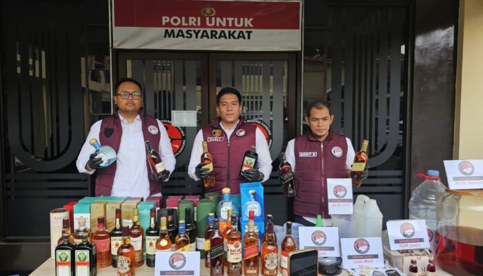 Polresta Bandung Bongkar Peredaran Miras Oplosan Berbahaya, Tiga Tersangka Diamankan