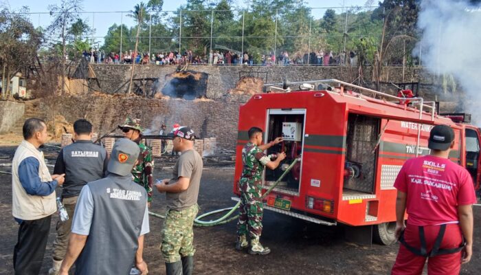 Lahan Kosong di Pusakajaya Subang Terbakar, Babinsa Bersama Warga dan Damkar Bahu-Membahu Padamkan Api
