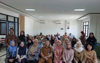Dosen FEB Universitas Widyatama Dampingi Pelaku Usaha Mikro Babakan Asih Kelola Keuangan Berbasis Digital