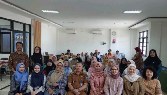 Dosen FEB Universitas Widyatama Dampingi Pelaku Usaha Mikro Babakan Asih Kelola Keuangan Berbasis Digital