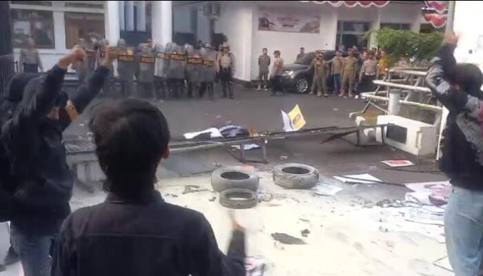 Pintu Gerbang Kantor DPRD Sumedang Ambruk, Demo Mahasiswa dan Aktivis Perempuan