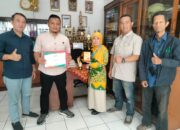 Gratiskan Sekolah Bagi Dhuafa, Dra. Cicah Sabet Penghargaan dari FWP Jabar