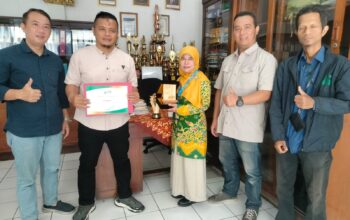 Gratiskan Sekolah Bagi Dhuafa, Dra. Cicah Sabet Penghargaan dari FWP Jabar