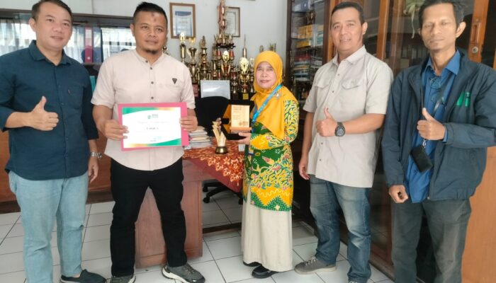 Gratiskan Sekolah Bagi Dhuafa, Dra. Cicah Sabet Penghargaan dari FWP Jabar