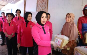Kapolda Jabar dan Bhayangkari Salurkan Bantuan Sembako untuk Warga Kampung Nelayan Pangandaran