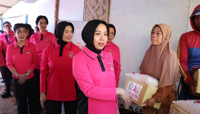 Kapolda Jabar dan Bhayangkari Salurkan Bantuan Sembako untuk Warga Kampung Nelayan Pangandaran
