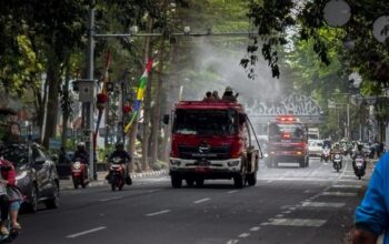 Imbas Abu Vulkanik Anak Krakatau, Pemkot Bandung Imbau Warga Tak Panik dan Diskar PB Semprot Jalan Protokol