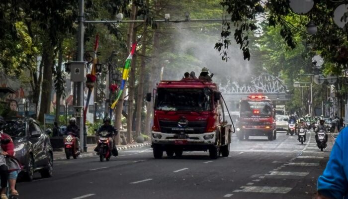 Imbas Abu Vulkanik Anak Krakatau, Pemkot Bandung Imbau Warga Tak Panik dan Diskar PB Semprot Jalan Protokol