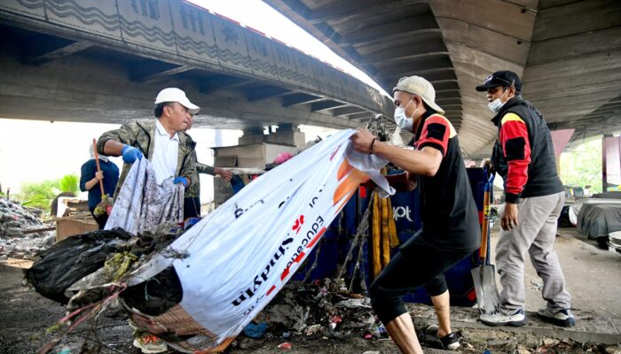 Turun Langsung ke Kolong Jembatan Pasopati, Sekda Jabar Sentil Keras Persoalan Sampah Bandung