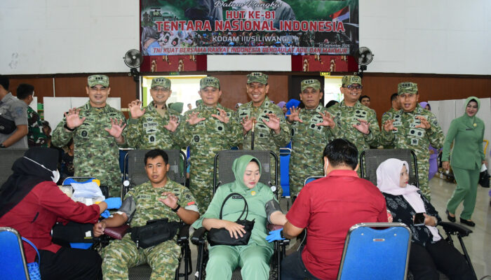 Wujud Kemanunggalan TNI-Rakyat, Danlanal Bandung Tinjau Langsung Baksos Kesehatan dan Sunatan Massal