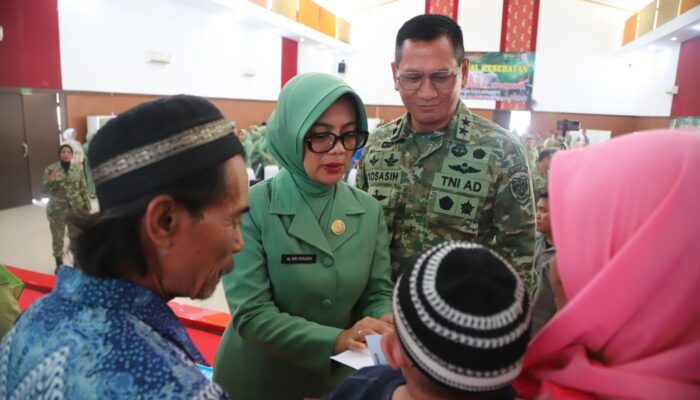 Tinjau Baksos Kesehatan di RS Dustira, Pangdam III/Siliwangi Pastikan Layanan Warga Berjalan Optimal