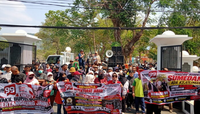 Kasus Sumedang: Massa ‘Koalisi 99’ Kepung Gedung DPRD, Beri Ultimatum 14 Hari, Ancam Menduduki Gedung Dewan