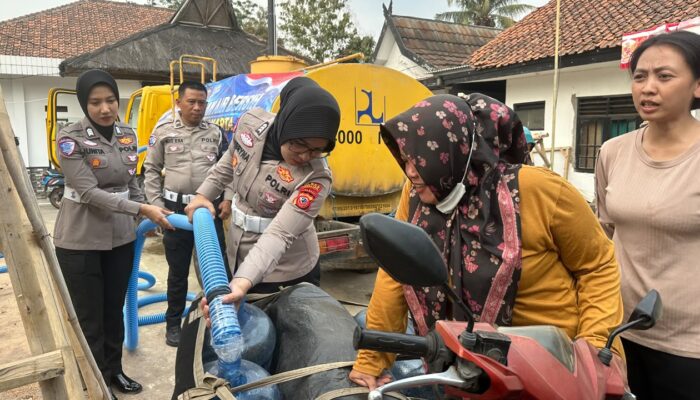 Satlantas Polres Purwakarta Sigap Salurkan Toren Air untuk Warga Terdampak Kekeringan di Citalang ​