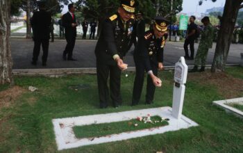 Dansat Brimob Polda Jabar Kombes Zuhdi Batubara Ikuti Ziarah Nasional HUT ke-81 TNI di TMP Cikutra ​