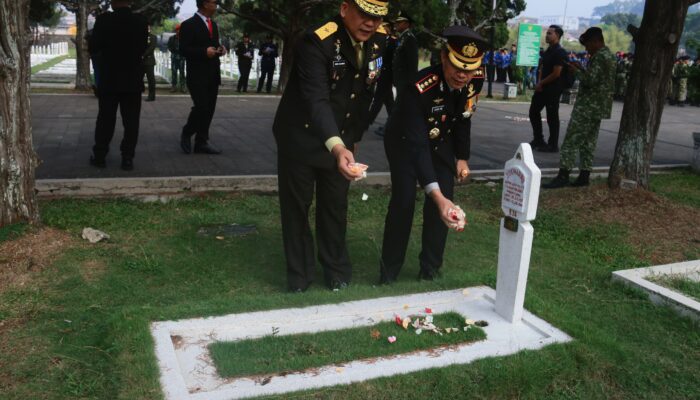 Dansat Brimob Polda Jabar Kombes Zuhdi Batubara Ikuti Ziarah Nasional HUT ke-81 TNI di TMP Cikutra ​