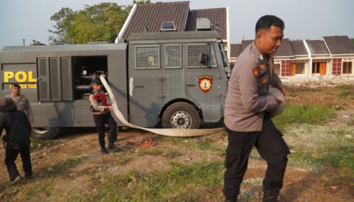 Di Tanjungjaya, Water Cannon Polres Tasikmalaya jadi Buruan Warga