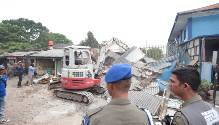 Kembalikan Fungsi Trotoar dan Drainase, 20 Bangli di Ciumbuleuit Dibongkar Paksa