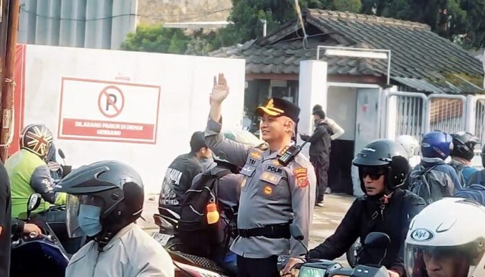 Aksi Sigap Kombes Tri Suhartanto: Kapolresta Bandung Turun ke Jalan Urai Kemacetan dan Sapa Warga