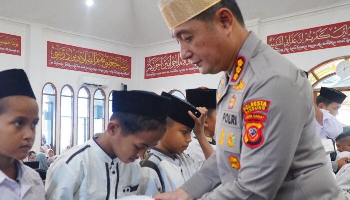 Tebar Kebaikan di Masjid Baitul Muhaimin, Polresta Bandung Undang Seribu Anak Yatim dalam Jumat Berkah