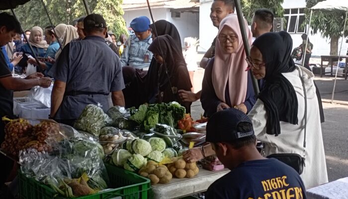 Perkuat Kemanunggalan dengan Rakyat, Lanud Husein Sastranegara Gelar Pasar Murah dan Makan Gratis