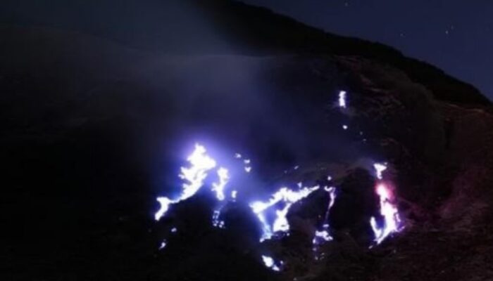 Nyala Biru Muncul di Kawah Manuk Papandayan