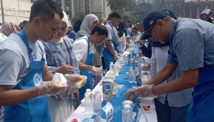 500 Bapak Siapkan Sarapan untuk Istri, Frisian Flag Raih Rekor MURI di Bandung