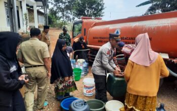 Hujan tak Kunjung Turun, Polres dan BPBD Tasikmalaya Konsisten Distribusikan Bantuan Air Bersih